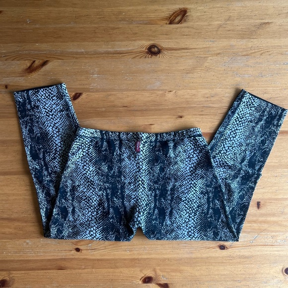 Hard Tail Forever Snake Print Capri Leggings - Picture 4 of 5